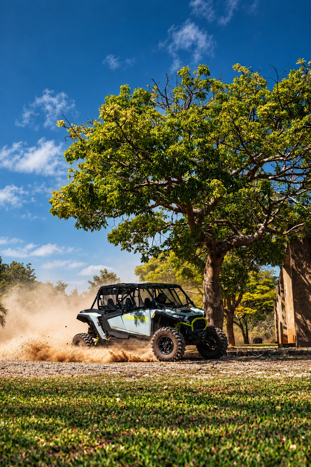 Veículo off-road em ação sob as árvores
